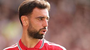 بعد هجوم أسطورة مانشستر يونايتد.. هل يفقد فيرنانديز مكانه الأساسي؟
