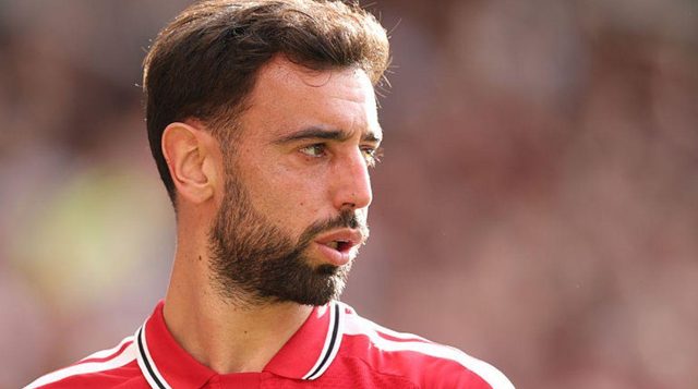 بعد هجوم أسطورة مانشستر يونايتد.. هل يفقد فيرنانديز مكانه الأساسي؟