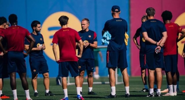 خلاف داخل برشلونة بسبب فليك.. اللاعبون يعترضون على سياسة الراحة والاستشفاء