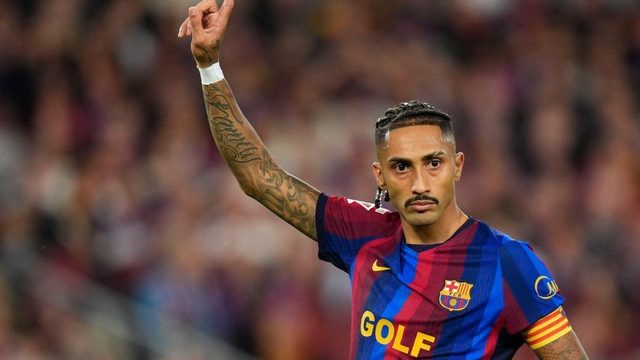 جماهير برشلونة تهاجم صحفي بسبب أنشيلوتي و رافينيا